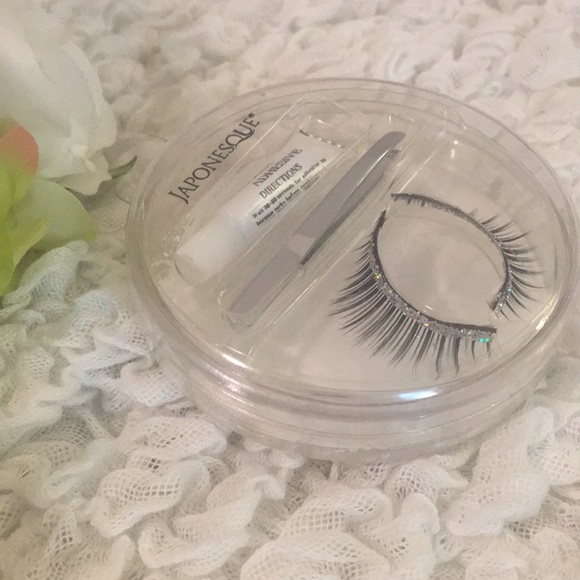 Halloween Silver Bling Glitter Lashes Kit - Picture 2 of 6